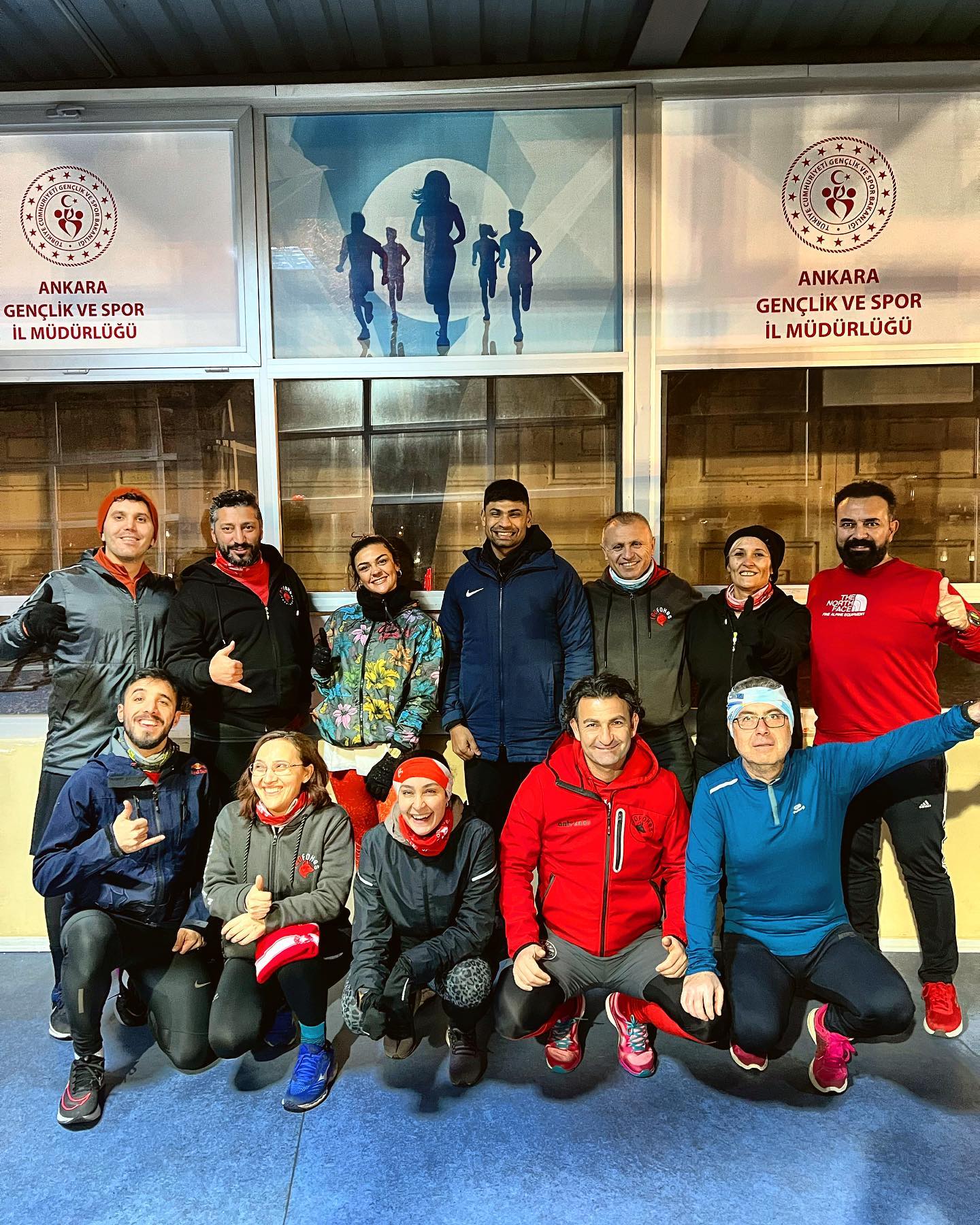 Perşembe antrenmanında, 200 metreyi 20 saniye koşan ilk Türk sporcu şampıyon İzzet Safer’i misafir ettik